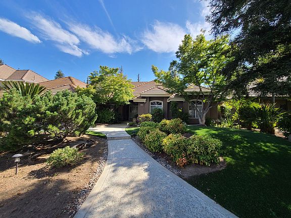 3rd image of 1363 E Saint James Cir