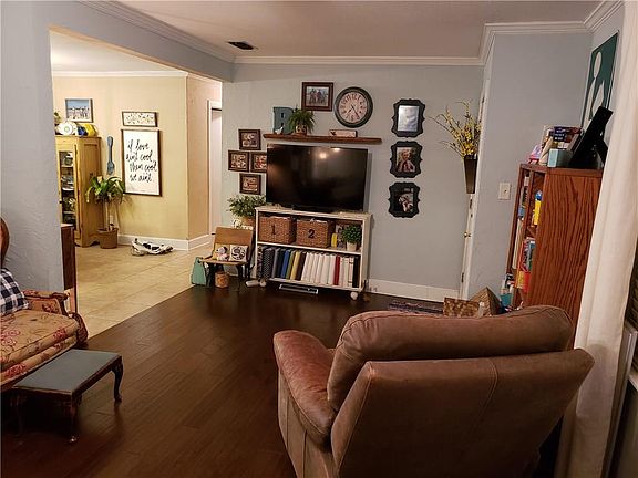5th image of 8 Amity Ln
