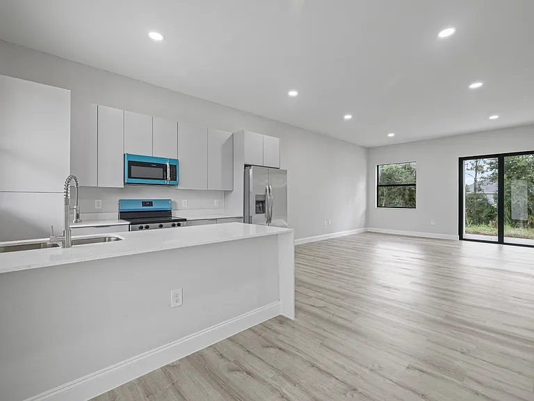 4458 29th St SW — Photo 1