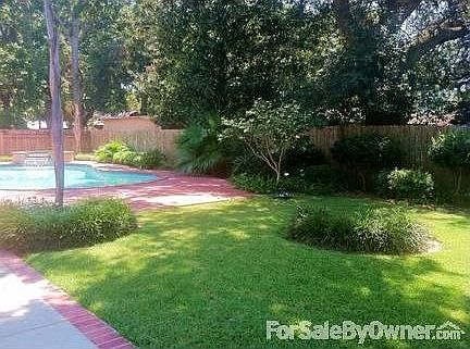 Back yard : A grass yard and a pool!