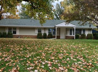 9300 N Pine Tree Rd, Peoria, IL 61615