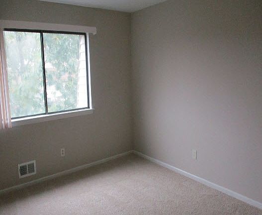 4th image of 2401 N Oaks Blvd