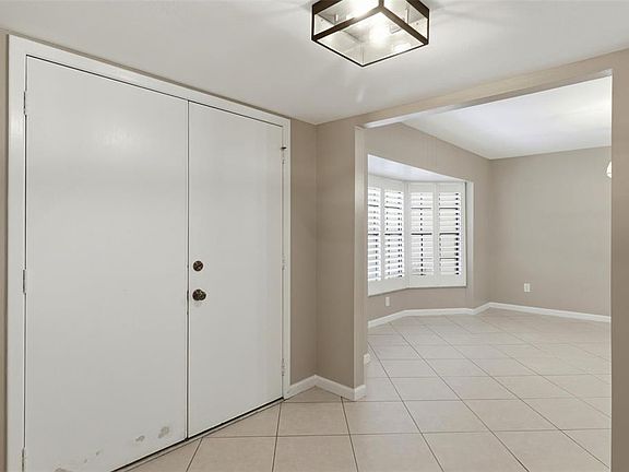 3rd image of 302 Bloomingfield Dr