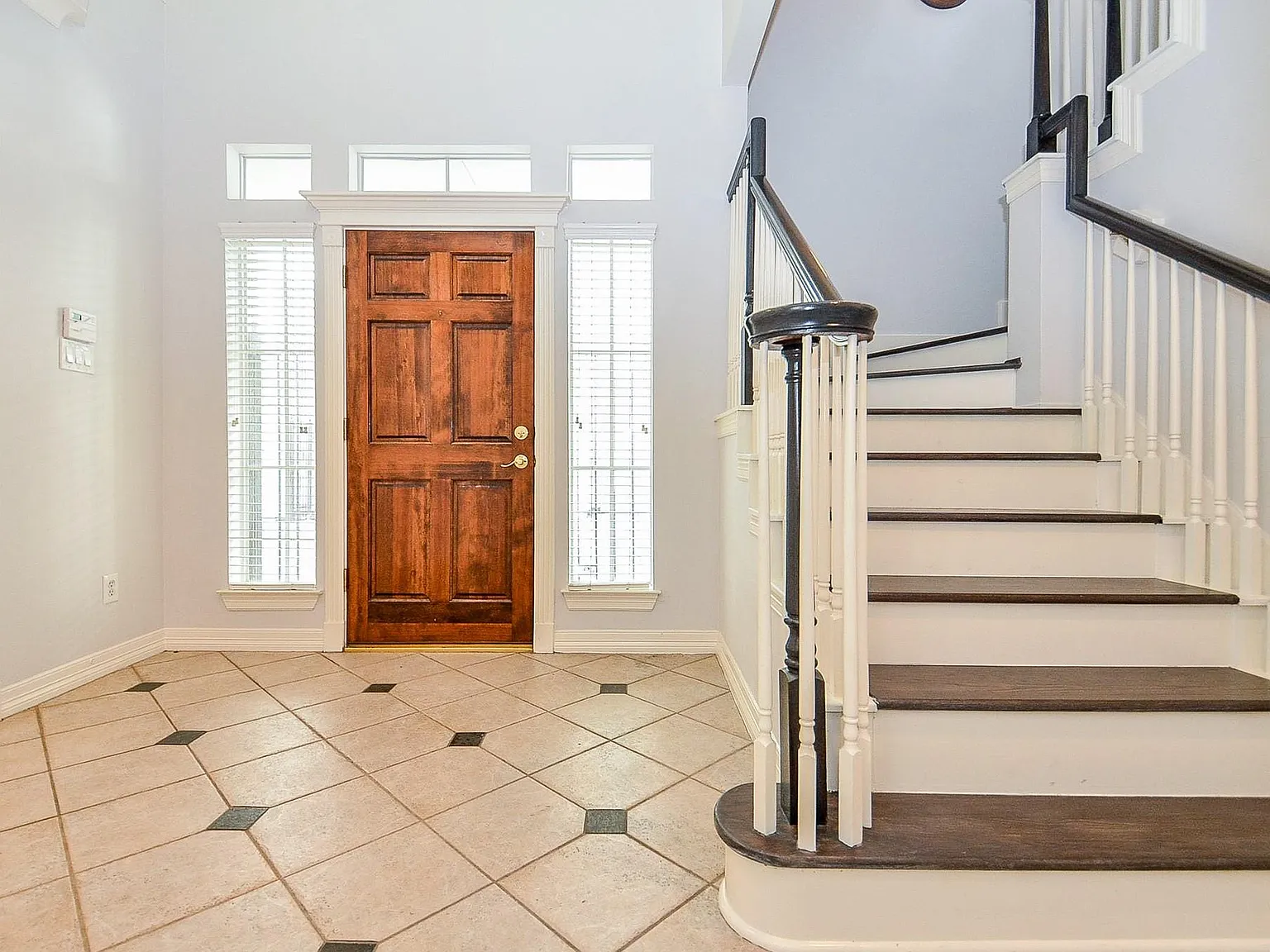 3 bed, 3.5 bath, 2340 sqft, $3,000 — Photo 3