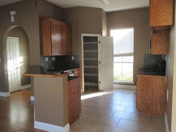left side is front door enterance & view into kitchen/pantry area