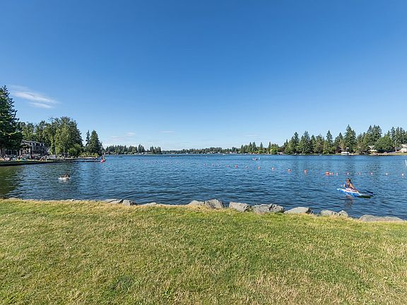 Minutes to Allan Yorke Park at Lake Tapps