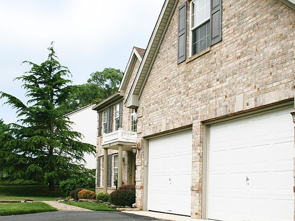4th image of 27 Clover Hill Cir