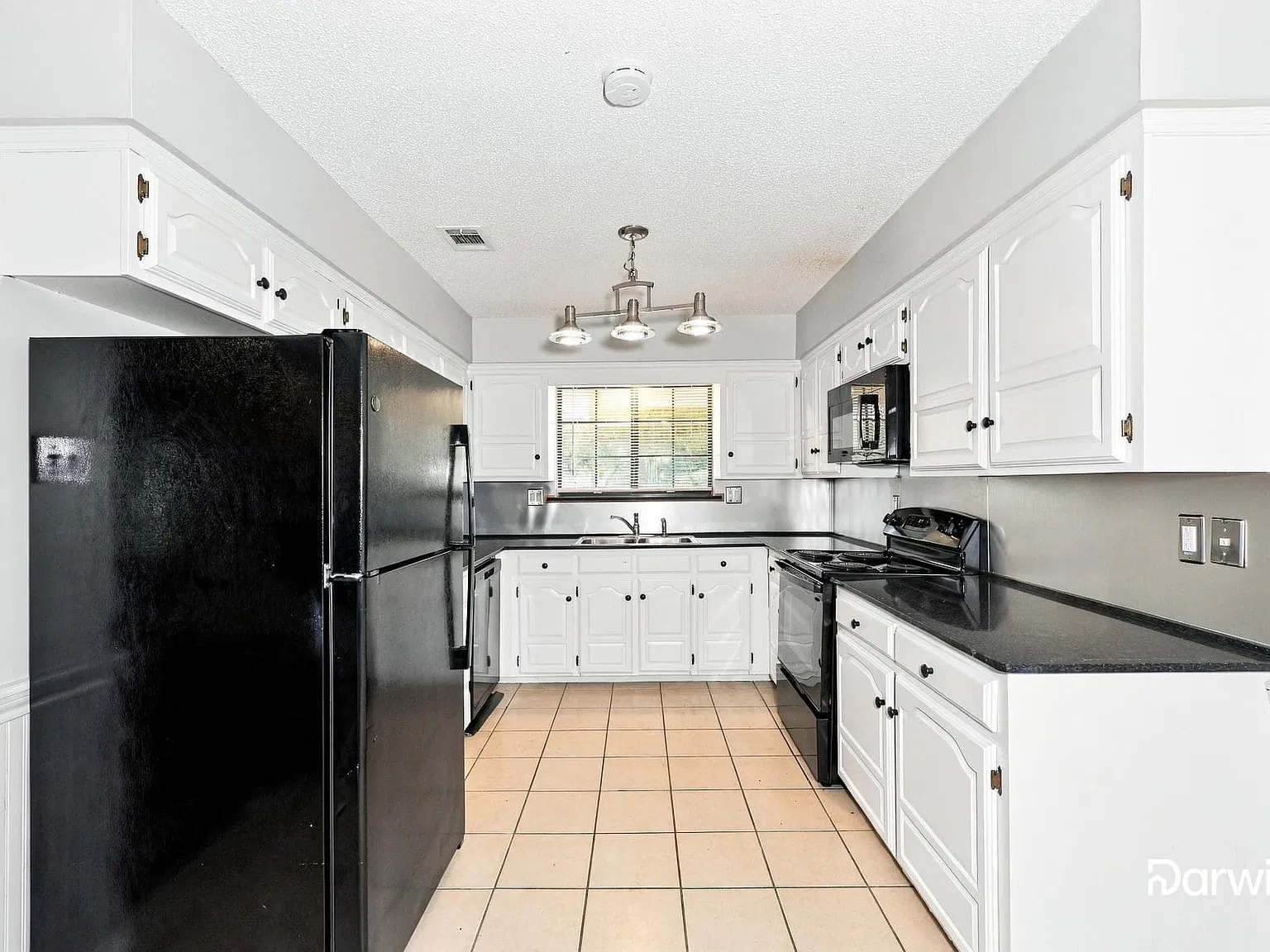 3 bed, 2.0 bath, 1713 sqft, $2,215 — Photo 3