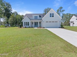 572 Crown Pointe Dr, Hampstead, NC 28443