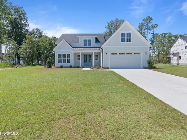 572 Crown Pointe Drive, Hampstead, NC 28443