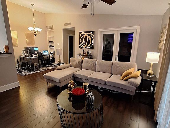 2nd image of 2425 Augusta Dr APT 4