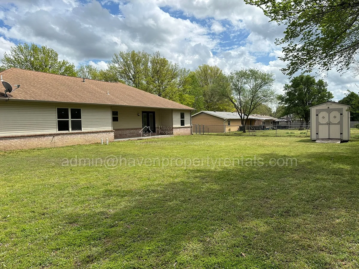 Building Photo - 302 N Edgewood Dr
