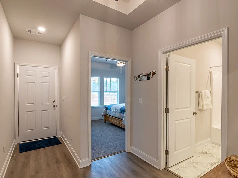 1091 Primrose Dr — Photo 3