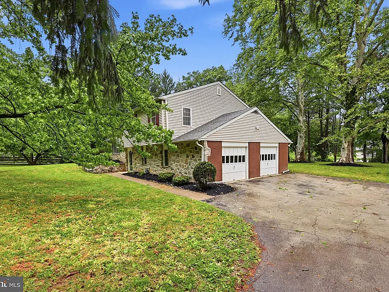 412 Yorkshire Rd — Photo 2
