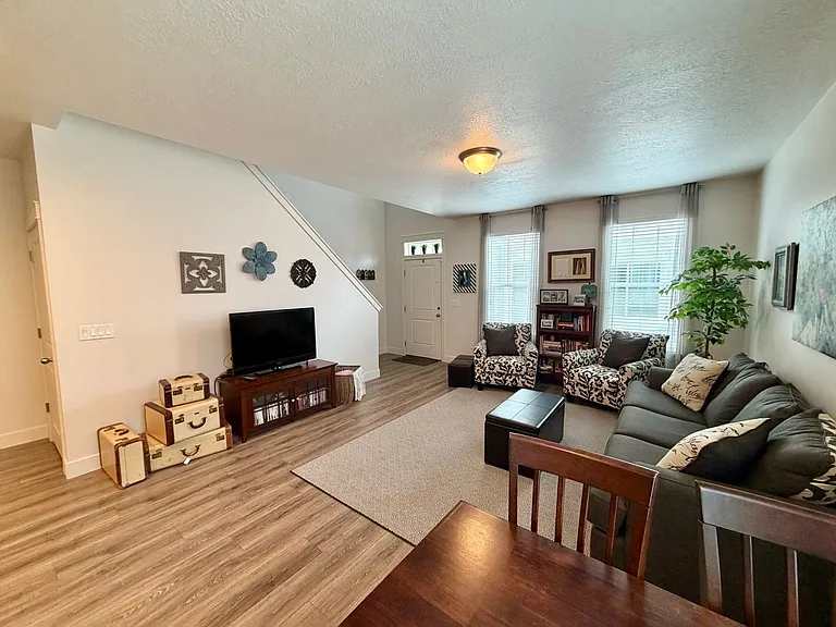 263 E Kirsten Ln — Photo 2