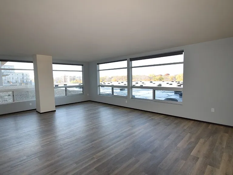 Galaxie High Rise Apartments — Photo 37