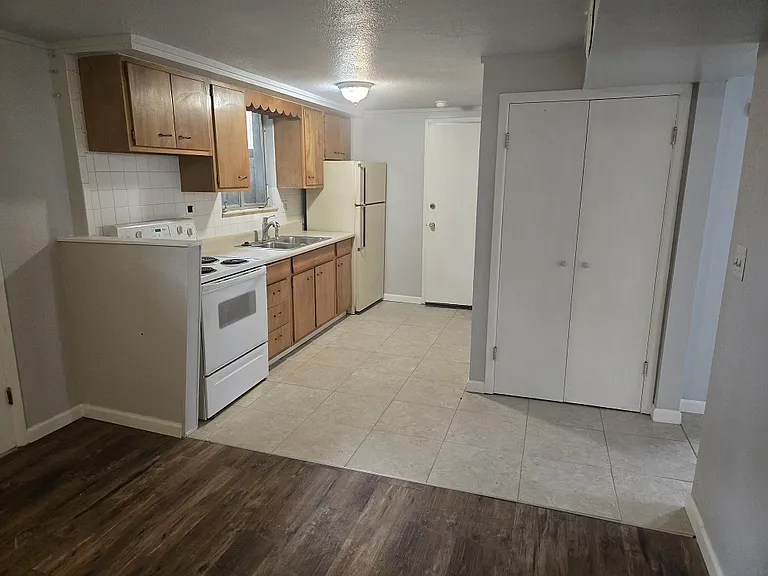 3885 1/2 S Acoma Kitchen View 2