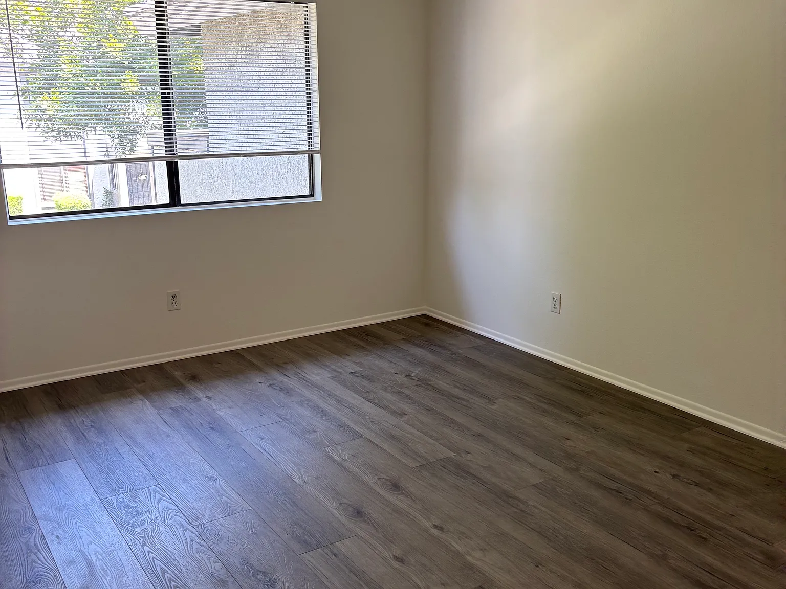 150 E Los Angeles Ave — Photo 2