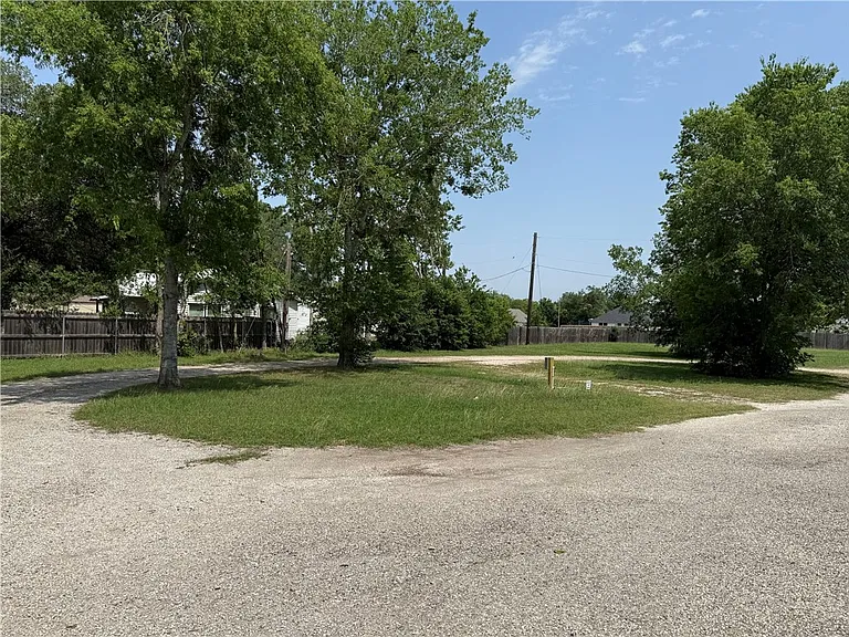 1805 W Highway 21 — Photo 2