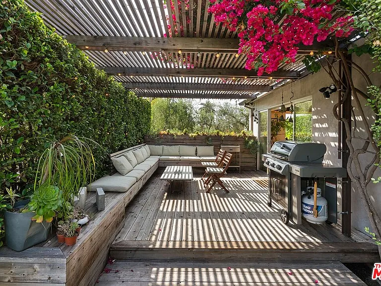 1666 S Curson Ave — Photo 17