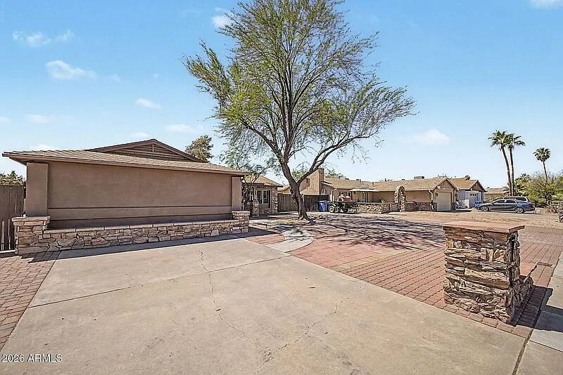 Building Photo - 2601 E Dahlia Dr