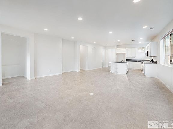 5th image of 555 Papaya Dr