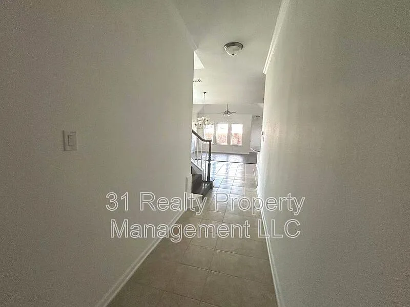 6 bed, 4.0 bath, 3300 sqft, $3,995 — Photo 2