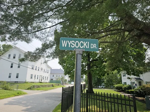 17 Wysocki Dr APT 57, Dudley, MA 01571