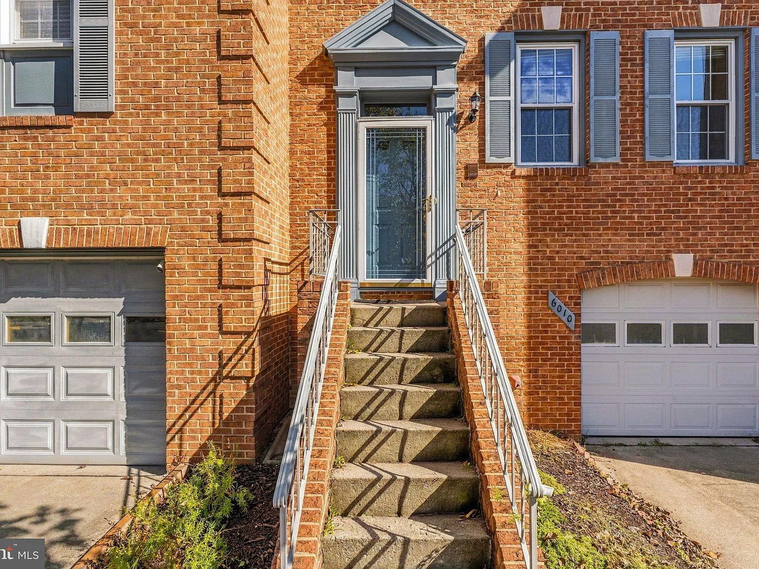 3 bed, 4.0 bath, 2634 sqft, $3,500 — Photo 2