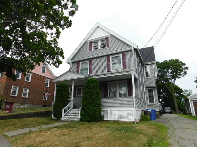 Vinyl siding. Gable roof