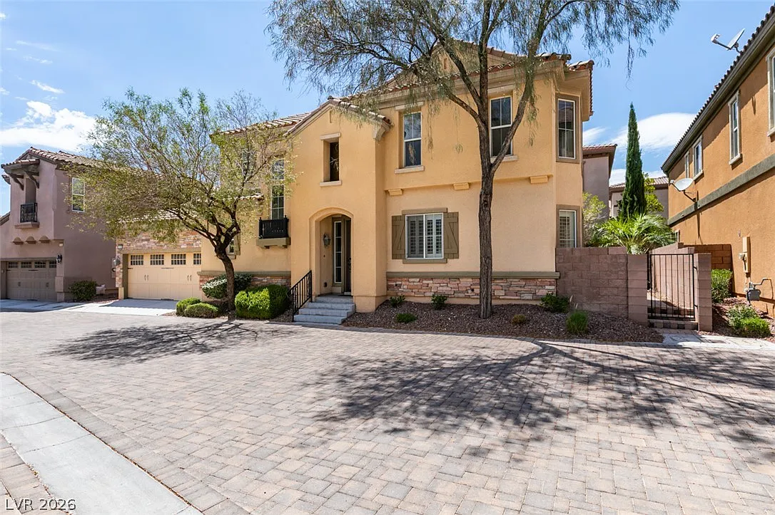 3 bed, 2.5 bath, 2082 sqft, $3,000 — Photo 2