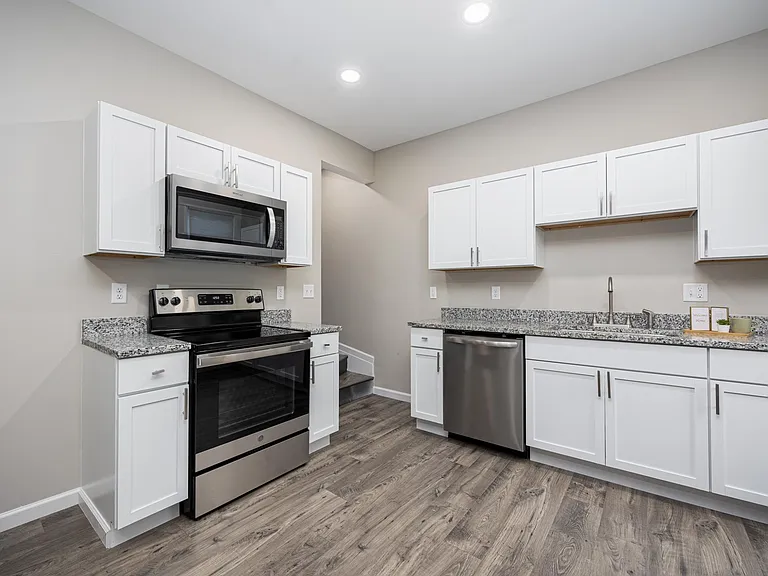 737 Franklin Ave #8 — Photo 16