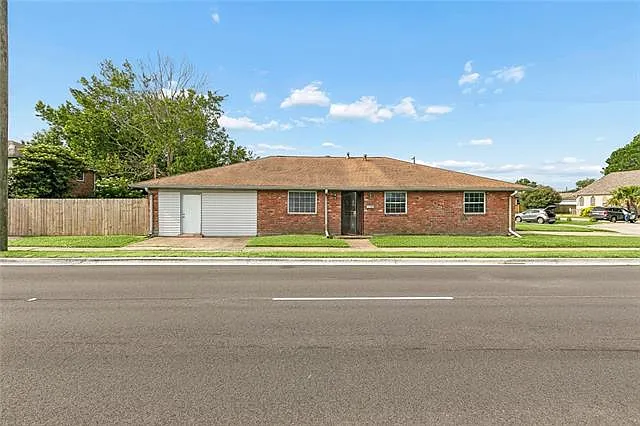4 bed, 2.0 bath, 2226 sqft, $2,600 — Photo 2