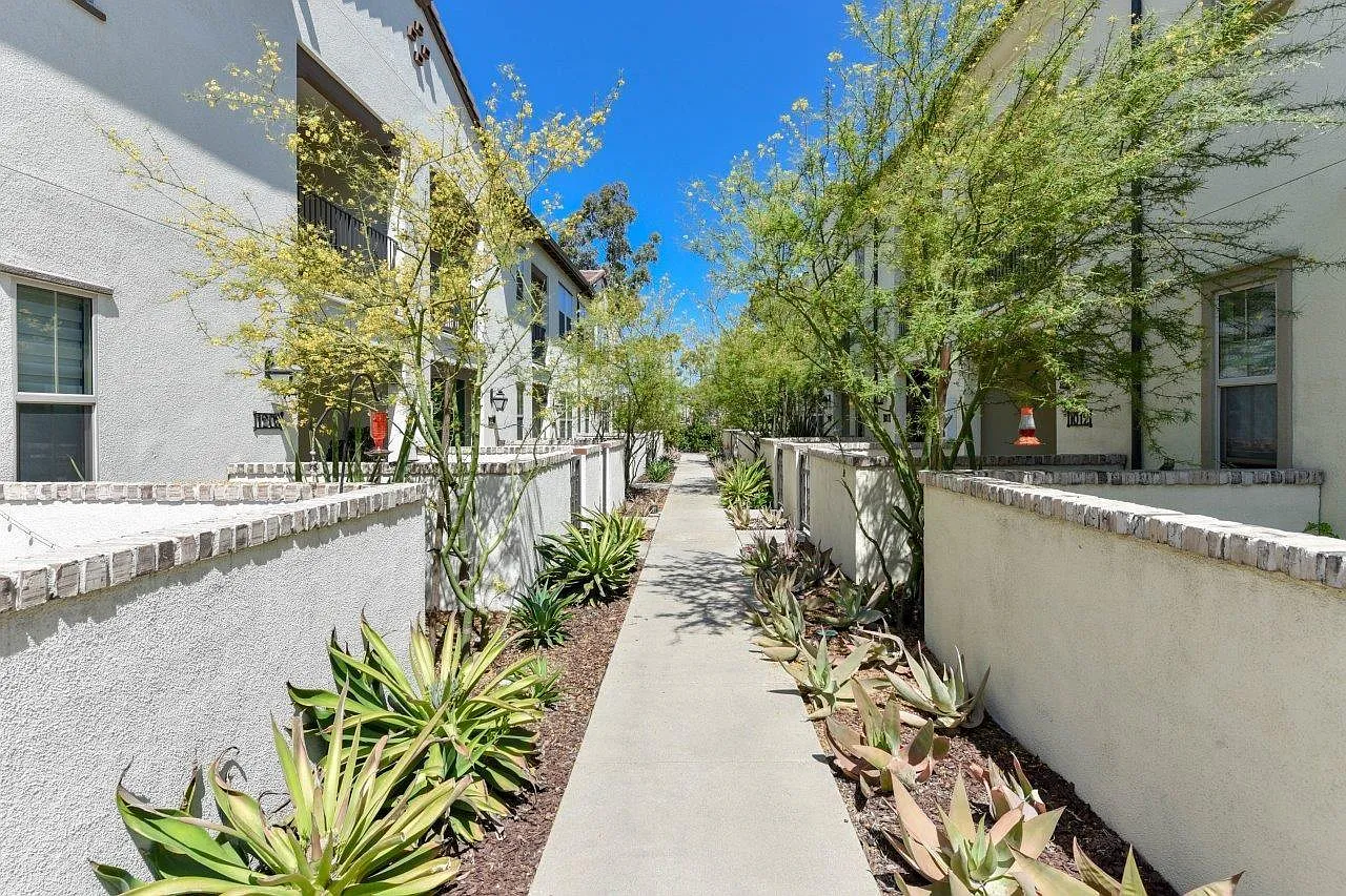3 bed, 2.5 bath, 1662 sqft, $4,150 — Photo 1