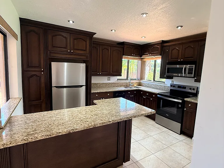 9645 SW 148th Pl — Photo 6