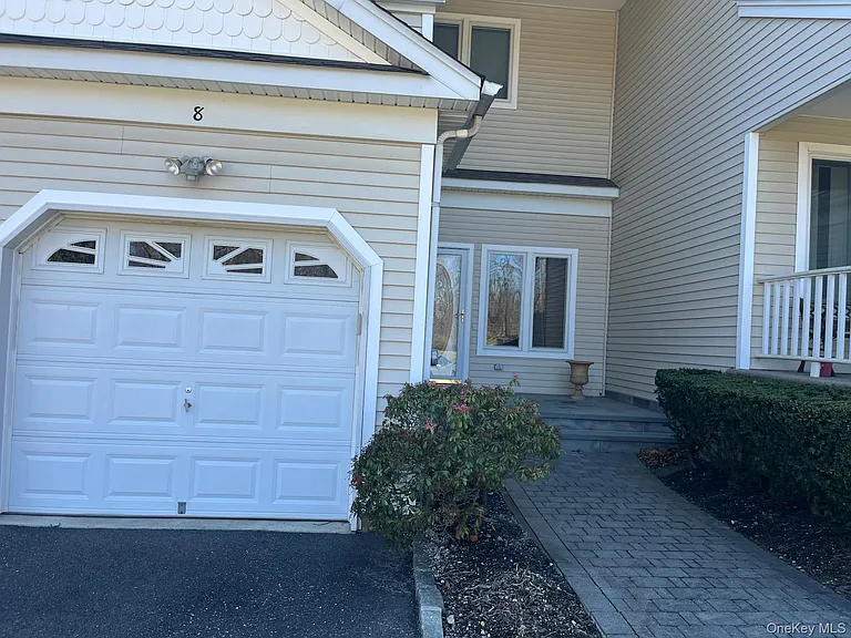 8 Lindbergh Cir — Photo 1