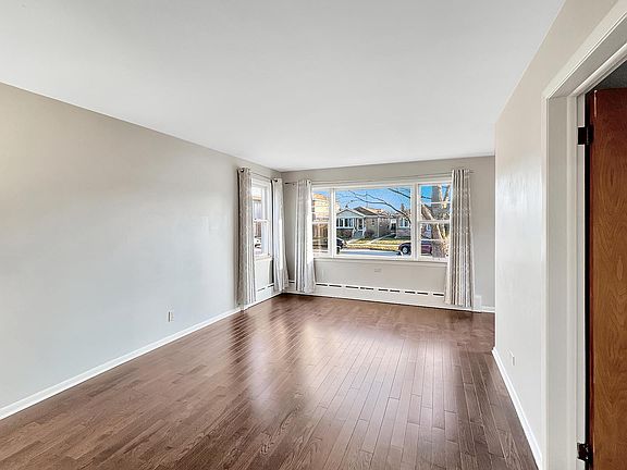 4th image of 7416 W Palatine Ave