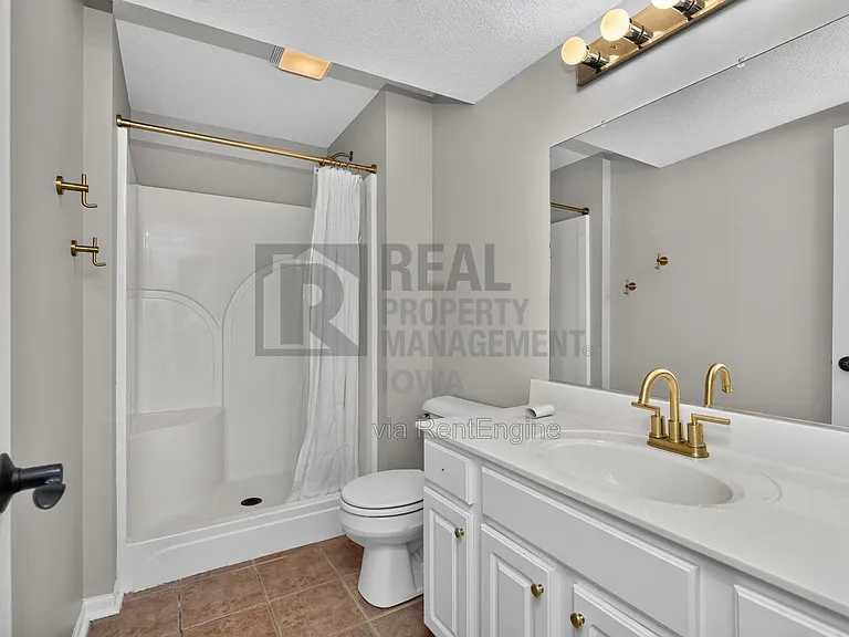 2305 NE Hanover Ct — Photo 34
