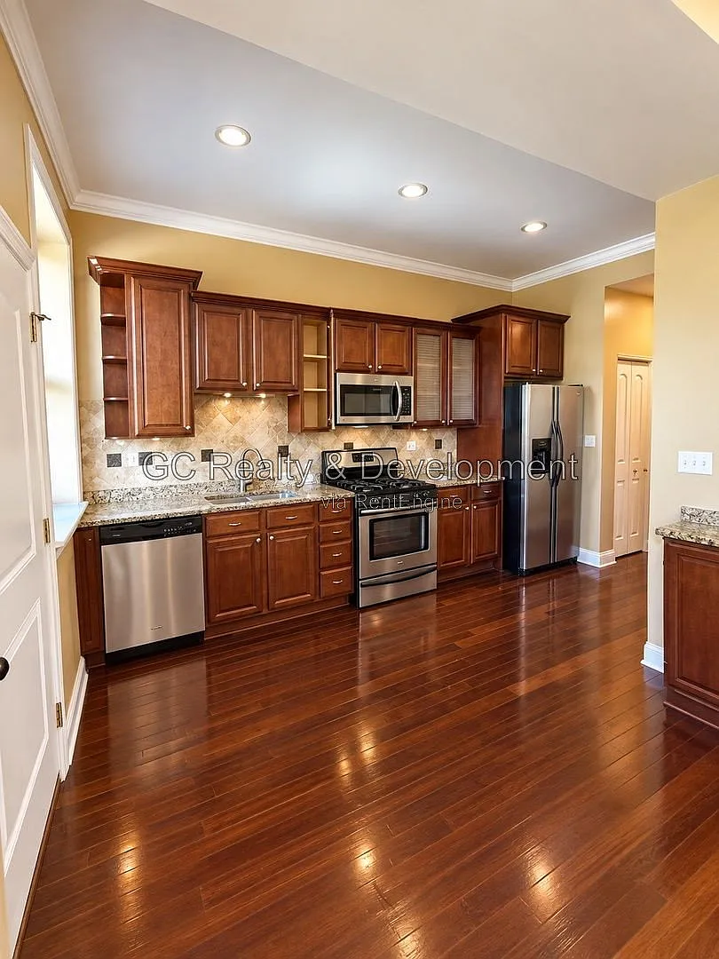 3 bed, 2.0 bath, 1600 sqft, $2,600 — Photo 2