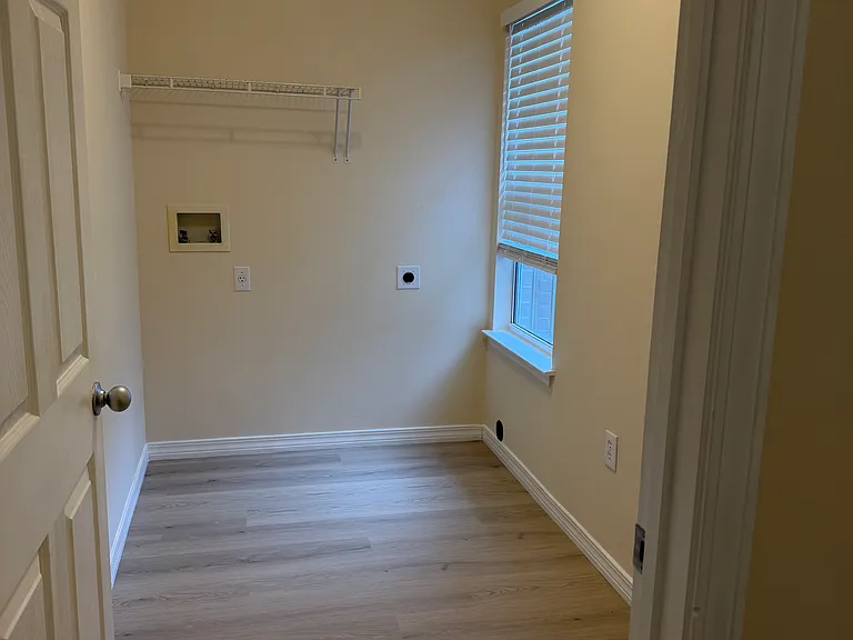 7558 Elizabeth Dr — Photo 17
