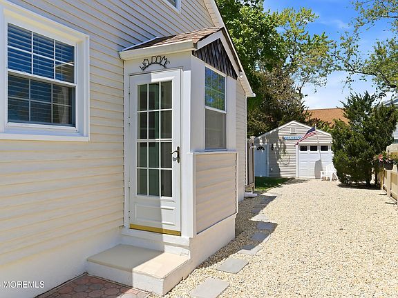 5th image of 594 Princeton Avenue