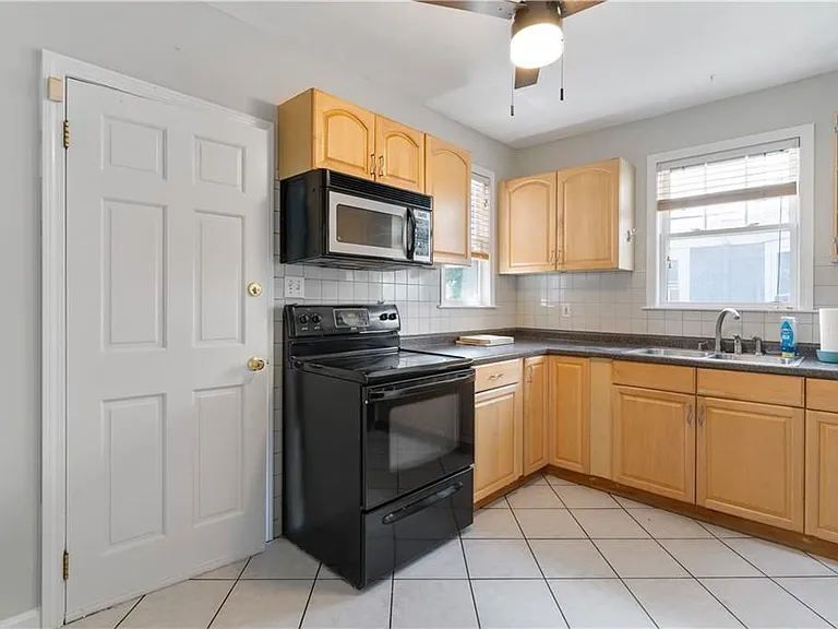 157 Irving Ave — Photo 4