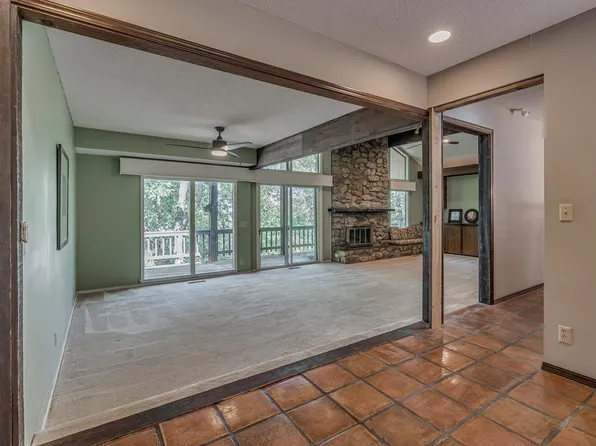 2710 Cherokee Hills Dr, Bartlesville, OK 74006