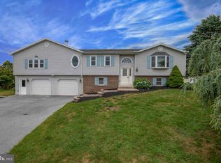 77 Carriage Cir, Oley, PA 19547