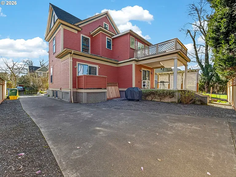 237 NE Graham St — Photo 21