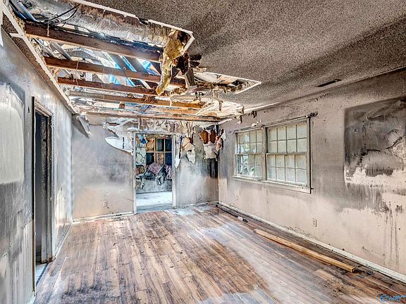 5th image of 2141 Griffith Dr NW