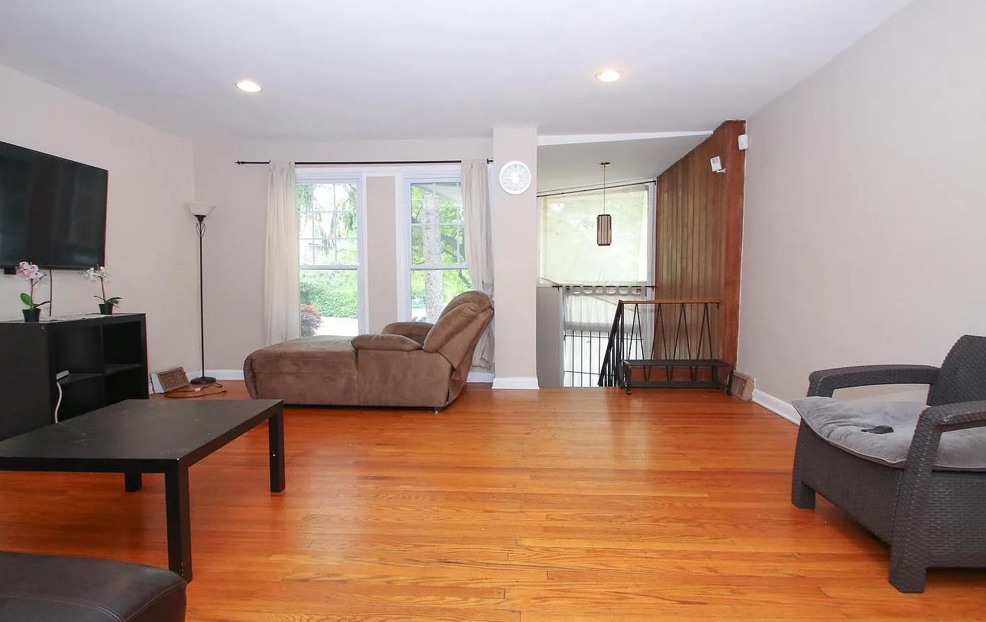 3 bed, 2.5 bath, 1418 sqft, $2,100 — Photo 3