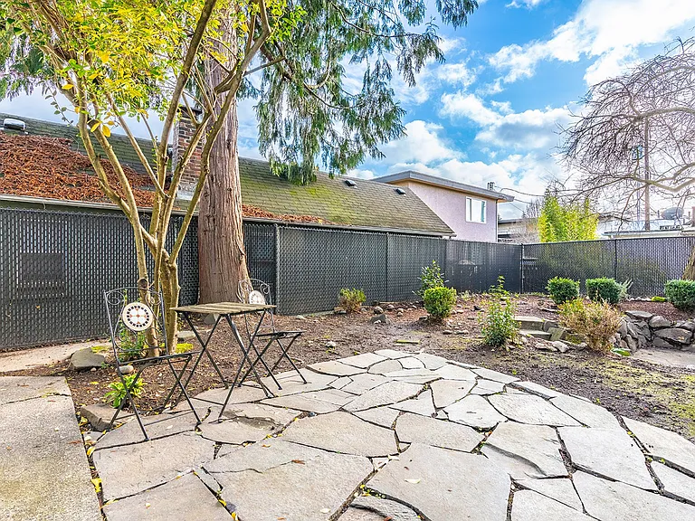 4456 Whitman Ave N — Photo 3