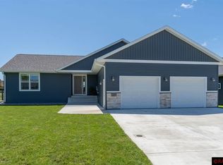 221 Wickfield Dr, Mankato, MN 56001