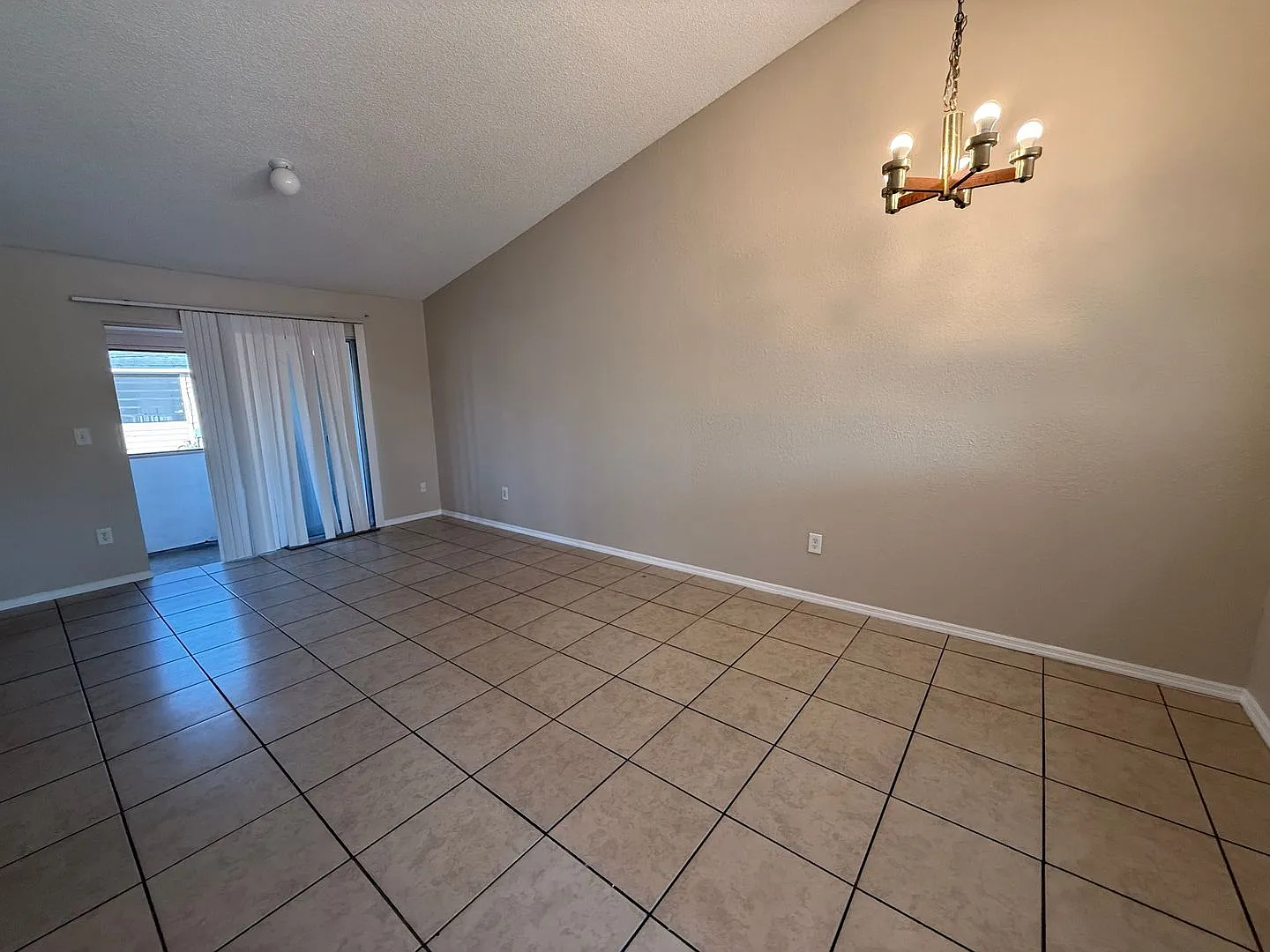 Immediate Move In Cute 2 Bed / 2 Bath — Photo 4